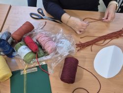 Práca s makrame - 20251028_090710_zmensena (1)