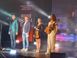 Husľová, gitarová a spevácka show