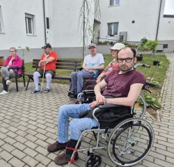 Posedenie v záhrade - 20250417_095032_zmensena