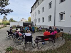 Posedenie v záhrade - 20250417_095152_zmensena